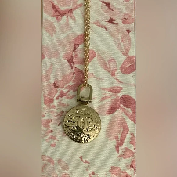 CHANEL Zipper Pull - Picture 3 of 4